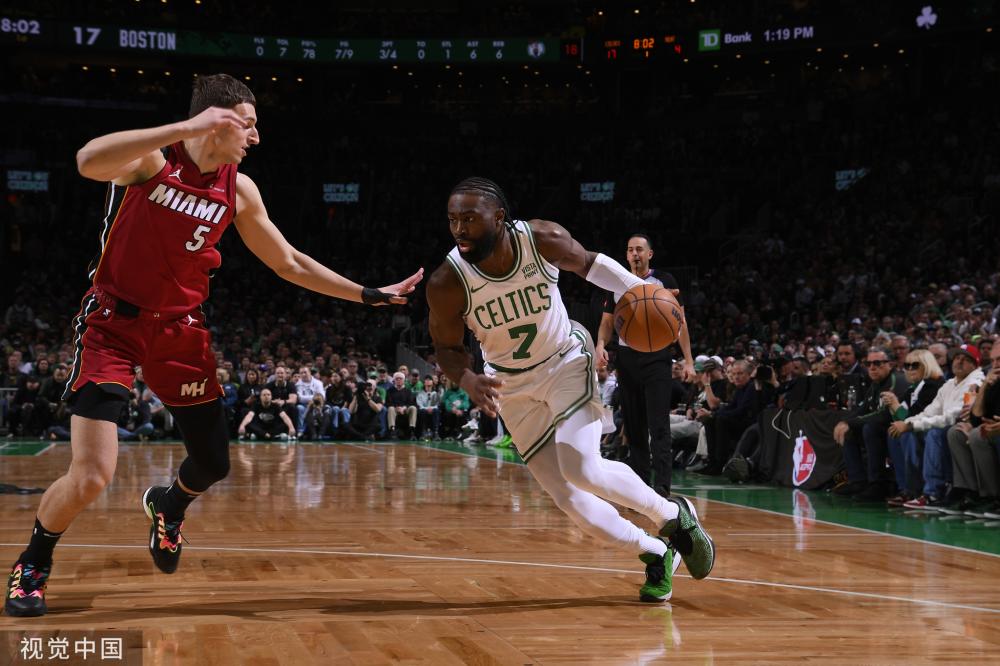 动员靠近泳 动员靠近泳