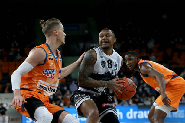 4分仅领先 4分仅领先